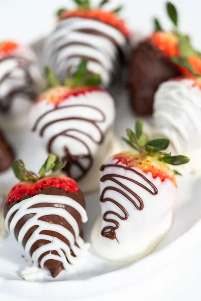 Weiße Und Dunkle Schokolade Eingetauchte Erdbeeren Auf Einem Weißen Kuchenstand — Stockfoto