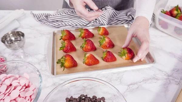 Schritt Für Schritt Arrangieren Von Bio Erdbeeren Auf Einem Backblech — Stockfoto