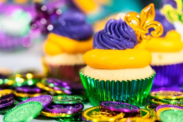 Mardi Gras Vanilla Cupcakes Foil Cupcake Cups Decorated Italian Buttercream — Stock Photo, Image