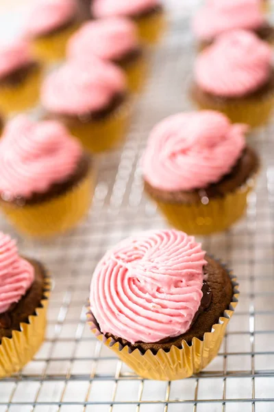 Glasyr Choklad Muffins Med Hallon Grädde Ost Smörkräm — Stockfoto