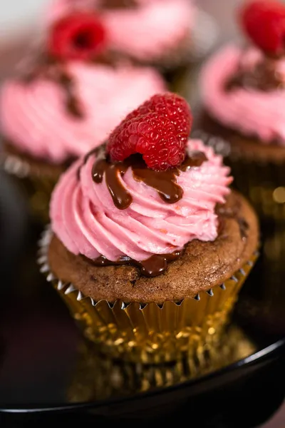 Cupcakes Framboesa Chocolate Gourmet Drizzled Com Ganache Chocolate Coberto Com — Fotografia de Stock