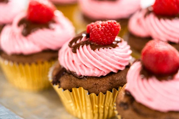 Gourmet Chokolade Hindbær Cupcakes Drysset Med Chokolade Ganache Toppet Med - Stock-foto