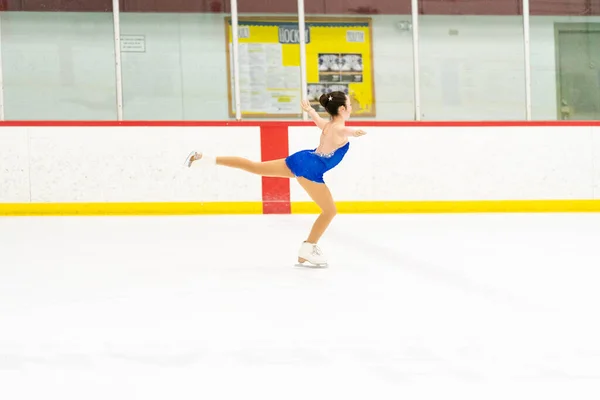 ティーン女の子練習フィギュアスケートオン屋内アイススケートリンク — ストック写真