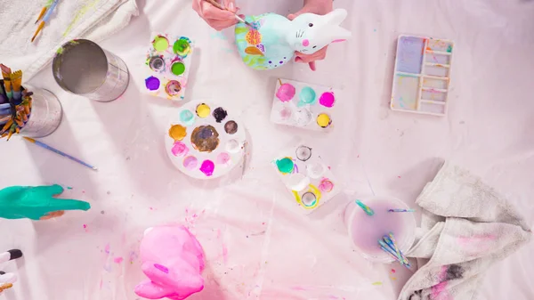 Deitado Menina Pintando Figuras Papel Mache Com Tinta Acrílica Para — Fotografia de Stock