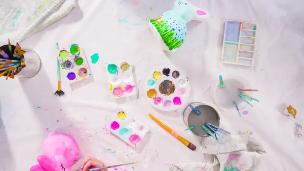 Leżeć Płasko Dziewczynka Maluje Papierowe Figurki Mache Farbą Akrylową Projektu — Zdjęcie stockowe