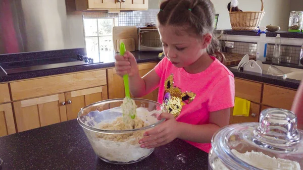 Kleines Mädchen Backt Mit Ihrer Mutter Fladenbrot Der Küche — Stockfoto