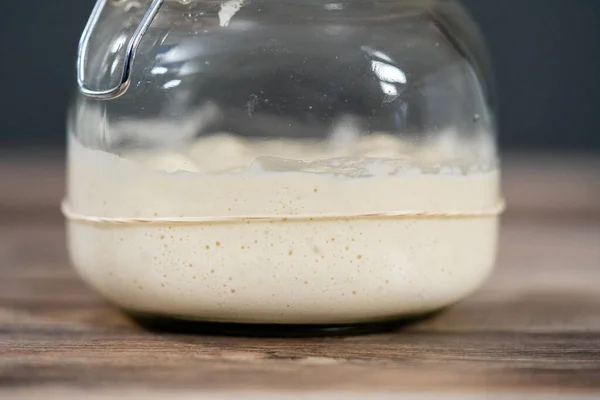 Karmienie Rozrusznika Zakwaśnego Szklanym Słoiku Pieczenia Chleba Rzemieślniczego — Zdjęcie stockowe