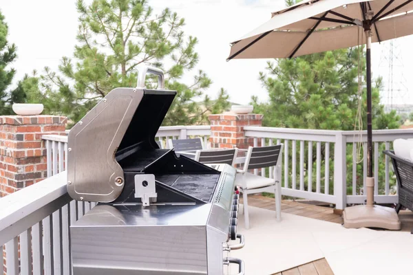 Outdoor Zes Pits Gas Grill Achterpatio Van Een Luxe Eengezinswoning — Stockfoto