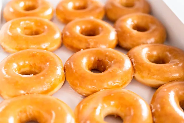 Einfach Glasierte Laden Gekaufte Donuts Einer Weißen Papierbox — Stockfoto