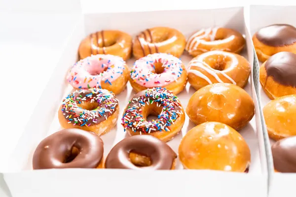 Beyaz Bir Karton Kutuda Mağazadan Alınmış Donutların Çeşitliliği — Stok fotoğraf
