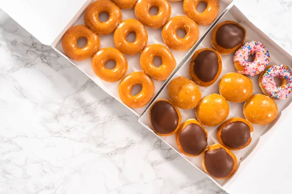 Düz Yatıyordu Beyaz Bir Karton Kutuda Mağazadan Alınmış Donutların Çeşitliliği — Stok fotoğraf