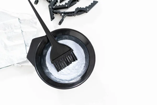 Haj Színe Festék Por Egy Fekete Műanyag Keverőtálban Fehér Alapon — Stock Fotó
