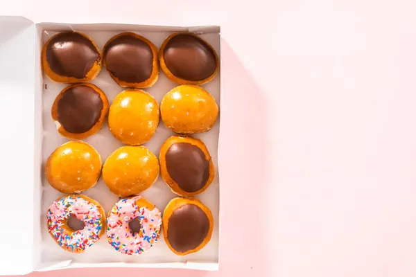 Acostado Variedad Donas Compradas Una Caja Papel Blanco — Foto de Stock