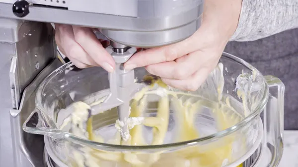 차근차근 파운드 케이크를 만들기 반죽에 재료를 — 스톡 사진