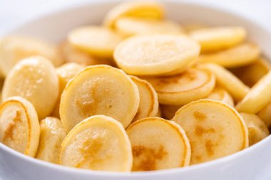 Beyaz kasede taze yapılmış mini krep gevreği..