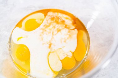 Kırmızı kadife kek hazırlamak için karıştırma kabındaki malzemeleri karıştırıyorum..