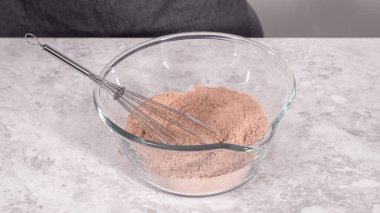 Adım adım. Kırmızı kadife kek hazırlamak için karıştırma kabındaki malzemeleri karıştırıyorum..