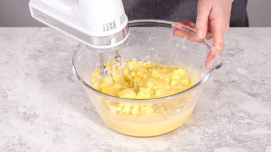 Adım adım. Kırmızı kadife kek hazırlamak için karıştırma kabındaki malzemeleri karıştırıyorum..