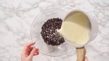 Düz yatıyordu. Adım adım. Bardakta çikolatalı ganache hazırlıyorum..