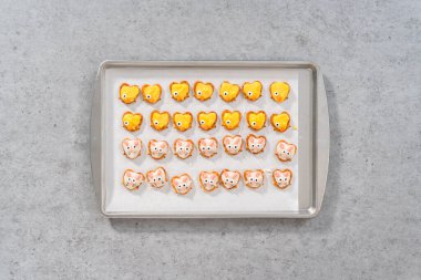 Düz yatıyordu. Çikolata kaplı kraker tavşanları ve beyaz ve sarı çikolatalı ördek yavruları hazırlanıyor..