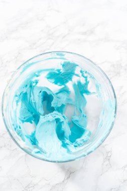 Marketten alınmış tereyağlı kremanın karışımı bardakta karıştırılıyor..