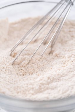 Büyük bir bardakta karıştırılan malzemeler kabaklı kek yapmak için karıştırılıyor..