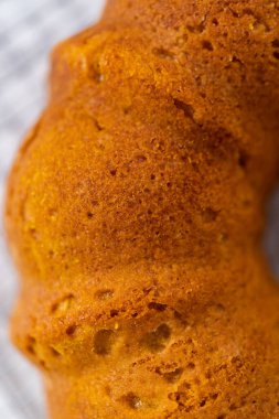 Mutfak tezgahında yeni pişmiş balkabaklı kek..