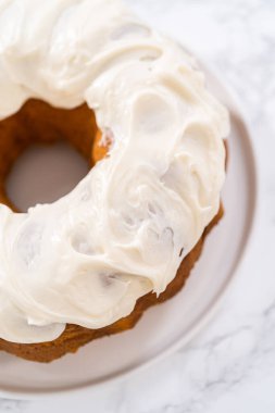 Mutfak tezgahında krem peynirli yeni pişmiş kabaklı kek..