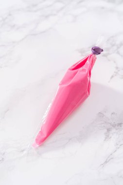 Çikolata kaplı çileklerin üzerine erimiş çikolata serpilmeye hazır..