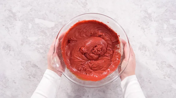 Ležel Krok Krokem Míchání Ingrediencí Skleněné Míse Přípravu Červeného Sametového — Stock fotografie