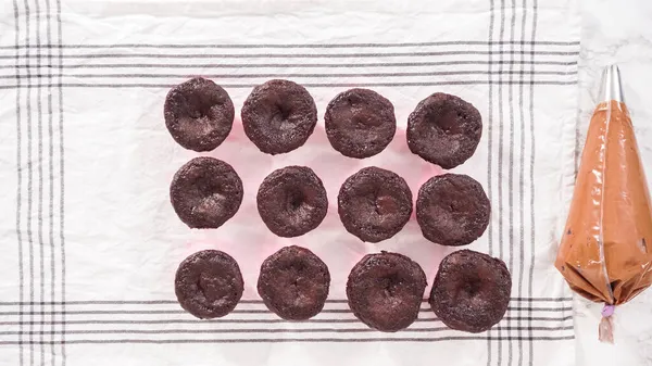 Piatto Passo Dopo Passo Piping Ganache Cioccolato Glassa Sulla Cima — Foto Stock