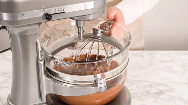 Adım Adım Elektrikli Mutfak Mikseriyle Çikolatalı Ganache Çırpmak — Stok fotoğraf
