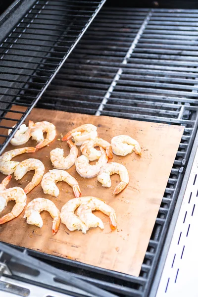 在室外煤气炉上的烤肉垫上烤虾 — 图库照片