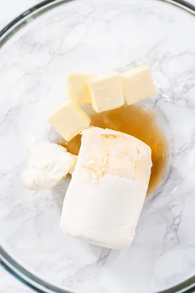 Krem Peynirli Krema Hazırlamak Için Büyük Bir Bardakta Karıştırma Malzemeleri — Stok fotoğraf