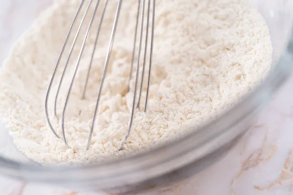 Mescolare Gli Ingredienti Una Grande Ciotola Vetro Cuocere Muffin Sharlotka — Foto Stock
