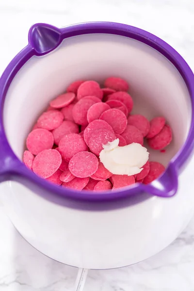 在糖果熔壶中融化巧克力片 准备覆满巧克力的草莓 — 图库照片