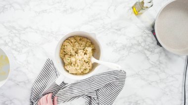 Düz yatıyordu. Adım adım. Kabak keki yapmak için karışımı karıştırıyorum..