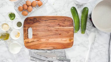 Düz yatıyordu. Adım adım. Bitkisel ekşi kremayla kabak keki yapmak için malzemeler kesiyorum..