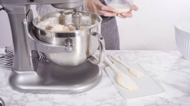 Adım adım. Mutfak mikserinin malzemelerini karıştırarak funfetti keki pişiriyorum..