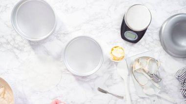 Düz yatıyordu. Adım adım. Pasta yapmak için tereyağlı tava yağlamak..