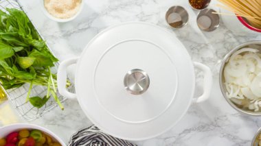 Düz yatıyordu. Adım adım. Maden işlemeli, dökme demir bir fırında makarna tarifi pişiriyorum..