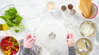 Düz yatıyordu. Adım adım. Maden işlemeli, dökme demir bir fırında makarna tarifi pişiriyorum..