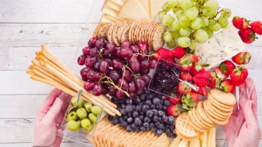 Düz yatıyordu. Adım adım. Taze meyve, gurme peynir ve kraker ile peynir tabağı hazırlıyorum..