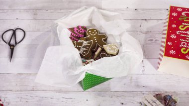 Adım adım. Ev yapımı şekerleme ve kurabiyeleri Noel hediyesi kutusuna koymak.