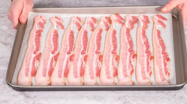 Adım adım. Pişmemiş pastırma şeritleri ve beyaz parşömen kağıtları..