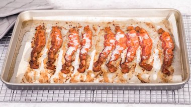 Adım adım. Beyaz parşömen kağıdıyla pişirilmiş pastırma şeritleri..