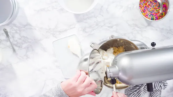 Plat Gelegd Stap Voor Stap Mengen Van Ingrediënten Staande Keukenmixer — Stockfoto