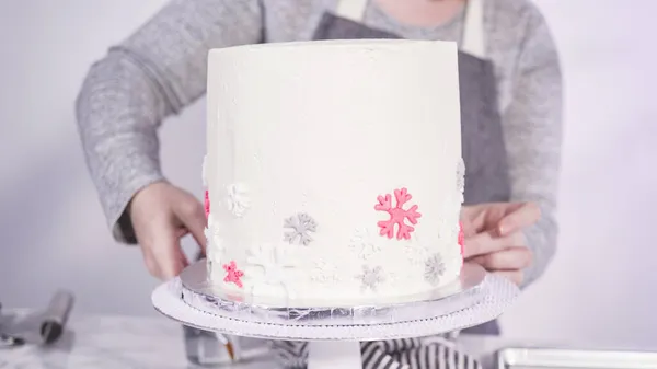 Steg För Steg Dekorera Runda Funfetti Tårta Med Rosa Och — Stockfoto