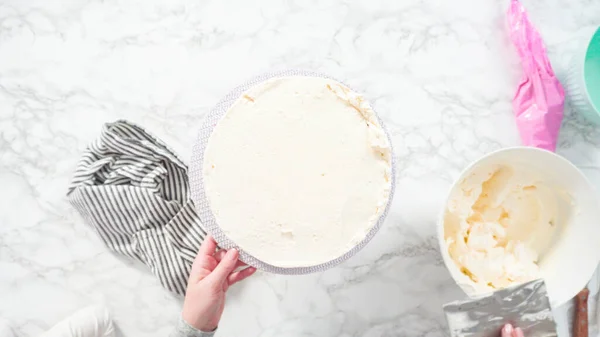 평평하게 차근차근 흰머리 버터크림 케이크 — 스톡 사진