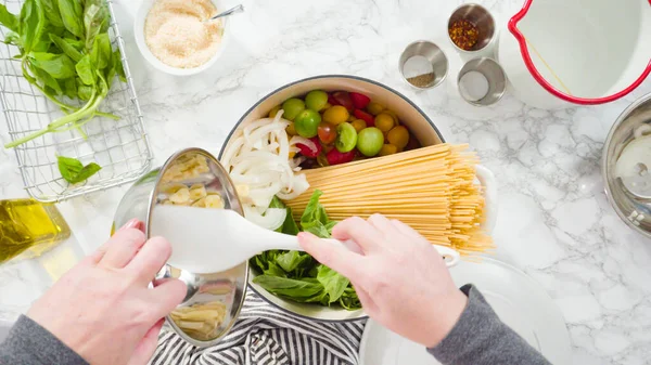 Düz yatıyordu. Adım adım. Maden işlemeli, dökme demir bir fırında makarna tarifi pişiriyorum..